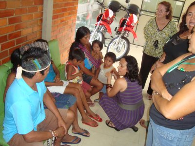 Servidores conversam com os indios