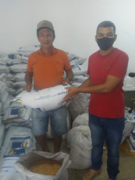 Regional de Uruu entrega mudas e sementes a agricultores